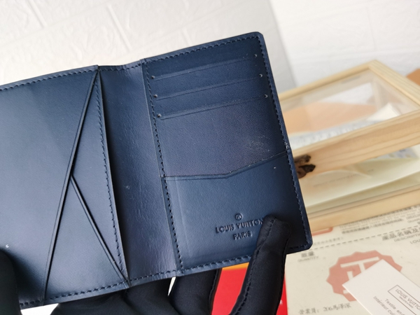 LVコピーウォレット着用イメージ